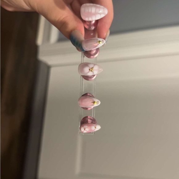 Custom Press-On Nails!! - Picture 7 of 9